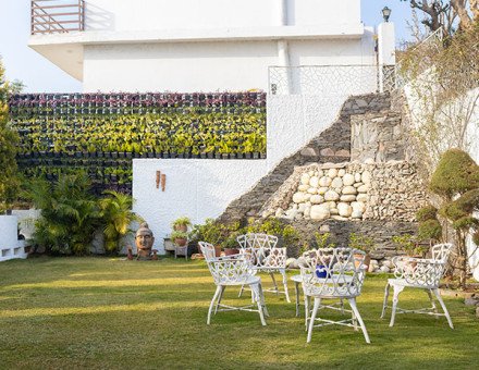 The litigants on the screen are not actors